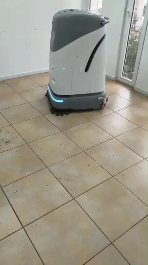 Robot de limpieza industrial limpiando piso cerámico