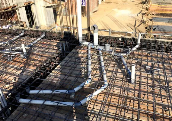 Red de cañerías sanitarias instalada sobre la enfierradura de una losa